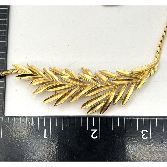 Vintage CROWN TRIFARI Laurel Wreath Pendant Necklace Gold Tone 17” - Picture 9 of 10